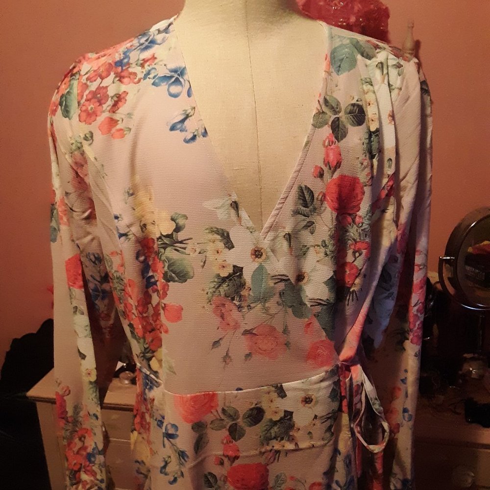 Pretty Posey Floral  wrap aroundTop NWT